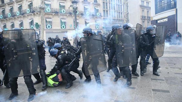 Fransa Başbakanı'ndan eylemcilere tehdit