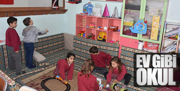 Öğrenciler ev gibi ortamda ders işliyor