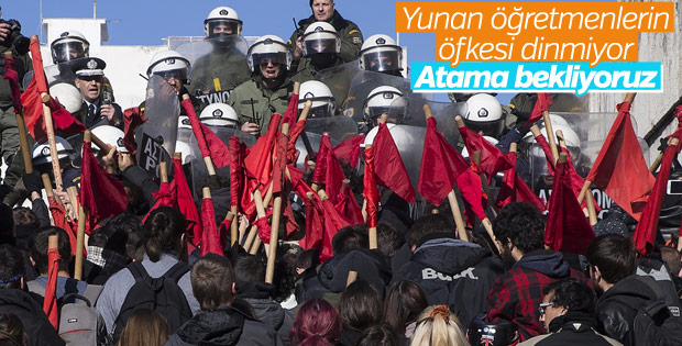 Yunan öğretmenlerden atama protestosu
