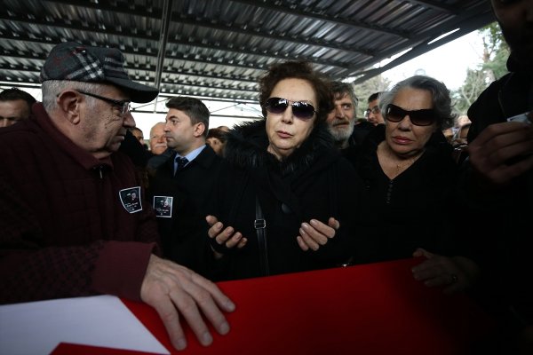 Ayşen Gruda'nın cenazesinde kavga