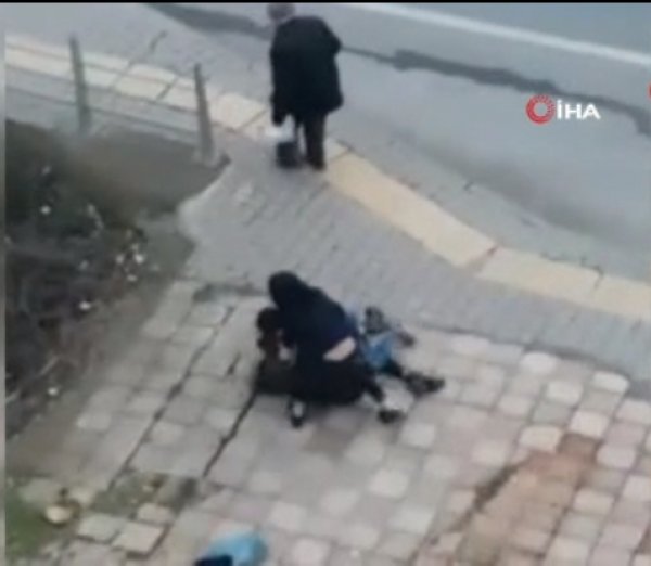 Kızlar sokak ortasında tekme tokat kavga etti