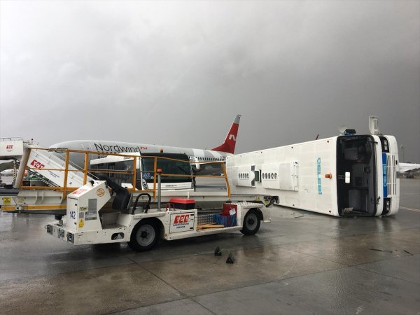Antalya HavalimanÄ±'nda hortum nedeniyle devrilen otobÃ¼sler