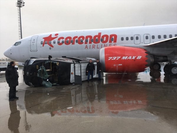 Antalya HavalimanÄ±'nda hortum nedeniyle devrilen otobÃ¼sler