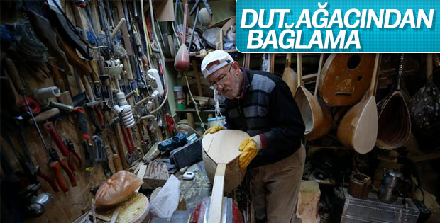 Bursa'da 35 yıldır dut ağaçlarından bağlama yapıyor