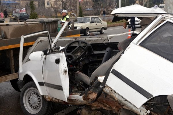 Kahramanmaraş'ta kaza: Otomobil ikiye bölündü