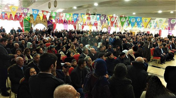 HDP'liler terörist marşı okudu