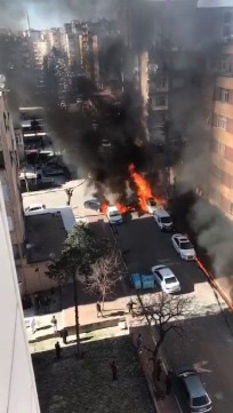 Şanlıurfa'da trafo patladı, araçlar tutuştu