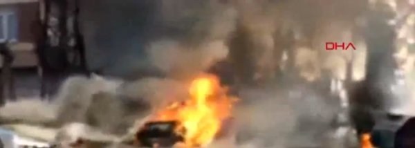 Şanlıurfa'da trafo patladı, araçlar tutuştu