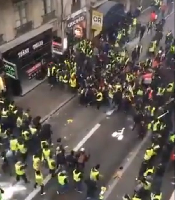 Fransa'daki protestolarda eylemciler lüks araçları yaktı
