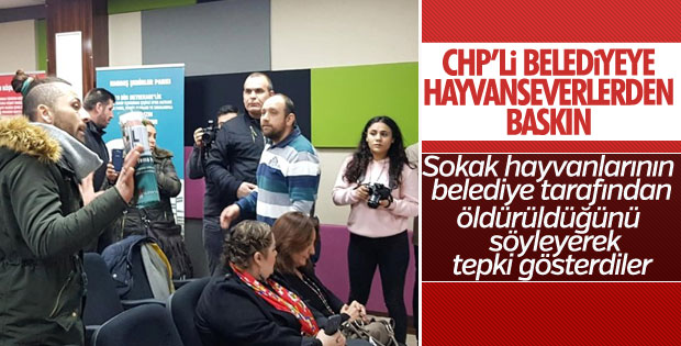 CHP’nin proje tanıtım toplantısını hayvansever bastı