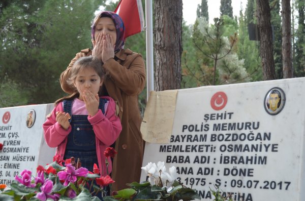 Okuma yazma öğrenince şehit babasına mektup yazdı