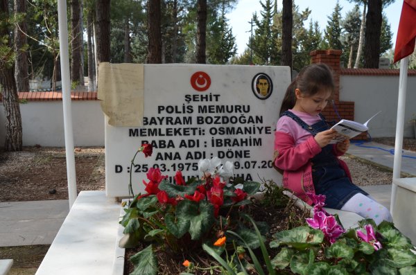 Okuma yazma öğrenince şehit babasına mektup yazdı