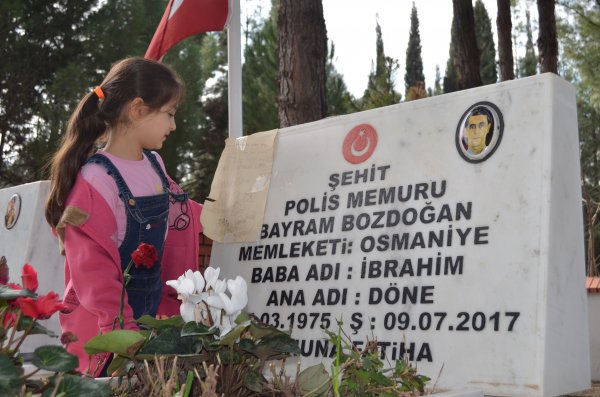 Okuma yazma öğrenince şehit babasına mektup yazdı