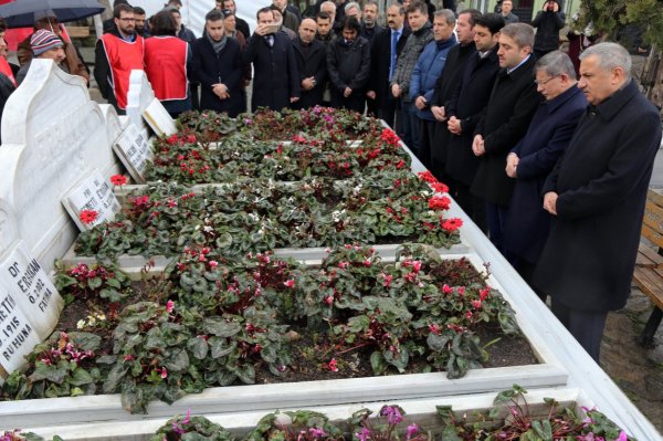 Ahmet Davutoğlu, Necmettin Erbakan'ın kabrinde