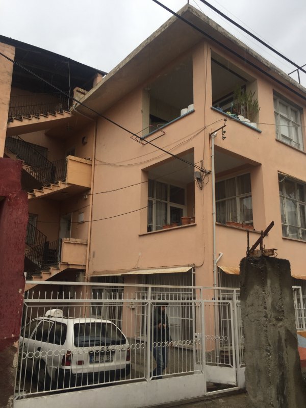 Kıskançlık yüzünden eşini ve kızını bıçakladı