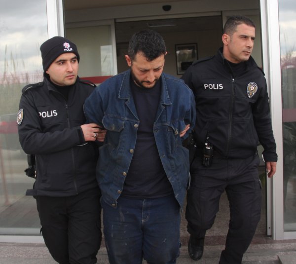Kıskançlık yüzünden eşini ve kızını bıçakladı
