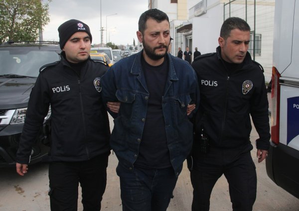 Kıskançlık yüzünden eşini ve kızını bıçakladı