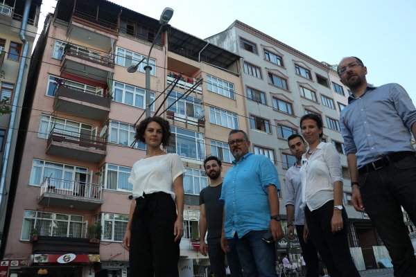 Kocaeli'de Pisa Kulesini andıran yamuk binalar korkutuyor