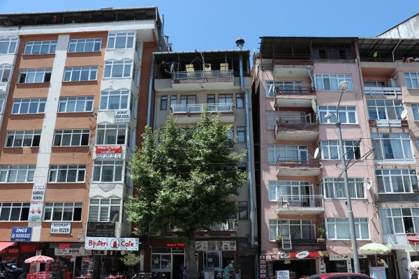 Kocaeli'de Pisa Kulesini andıran yamuk binalar korkutuyor