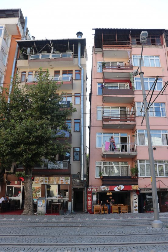 Kocaeli'de Pisa Kulesini andıran yamuk binalar korkutuyor