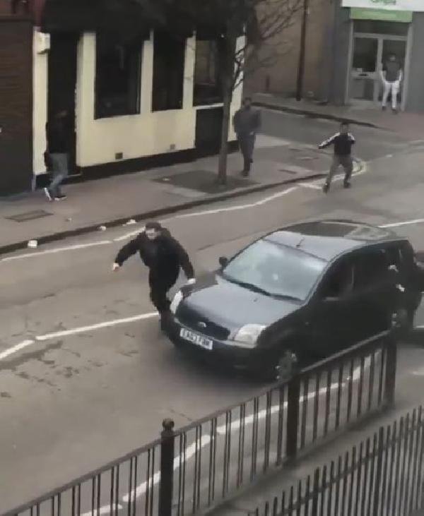 Londra'da Müslüman gruba çekiç ve sopalarla saldırdılar