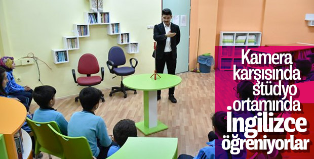 Öğrenciler kamera karşısında İngilizce öğreniyor