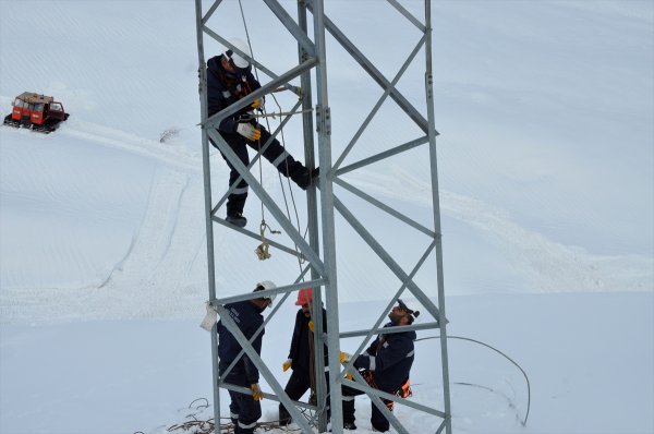 Hakkari'de zorlu şartlara rağmen elektrik çalışması yapıldı