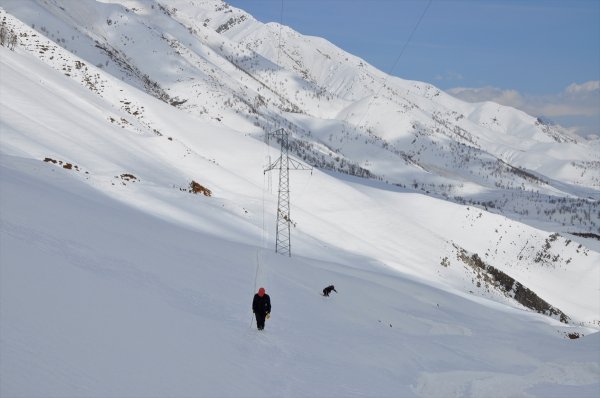 Hakkari'de zorlu şartlara rağmen elektrik çalışması yapıldı