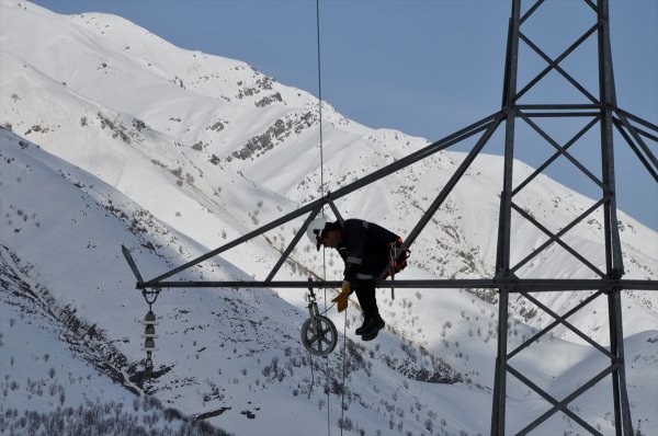 Hakkari'de zorlu şartlara rağmen elektrik çalışması yapıldı