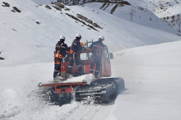 Hakkari'de zorlu şartlara rağmen elektrik çalışması yapıldı