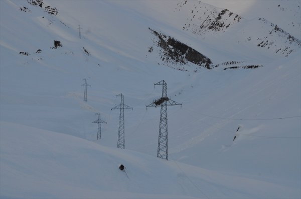 Hakkari'de zorlu şartlara rağmen elektrik çalışması yapıldı