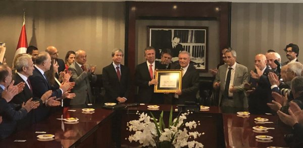 Mansur Yavaş mazbatasını aldı