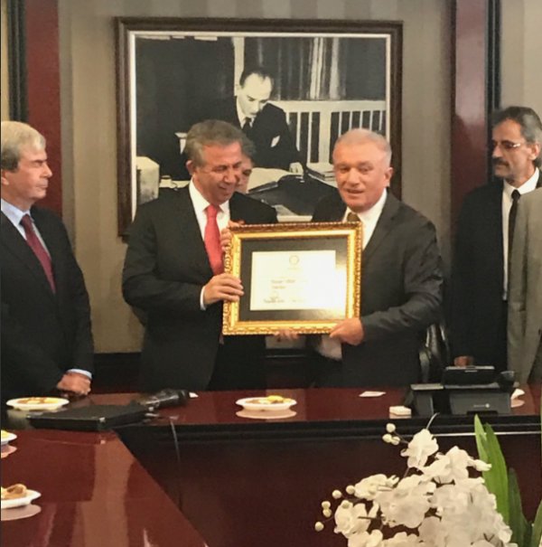 Mansur Yavaş mazbatasını aldı