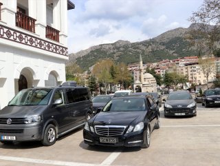 Yeni başkan birim müdürlerinin araçlarını kaldırdı