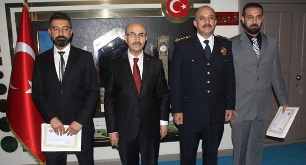 Uçan polis ve arkadaşına validen başarı belgesi