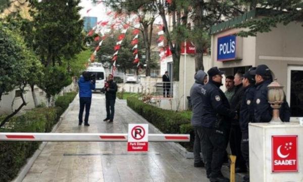 İcra memurları Saadet'in binasında