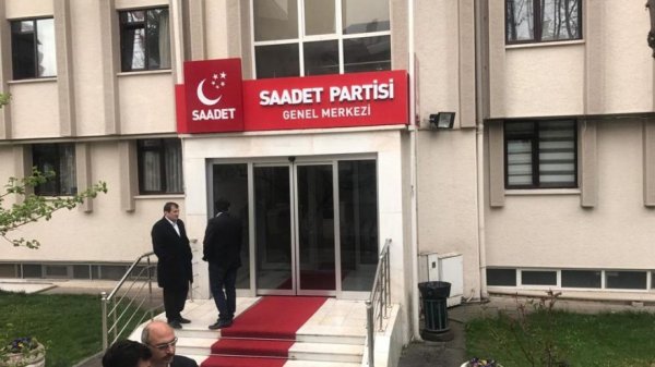 İcra memurları Saadet'in binasında