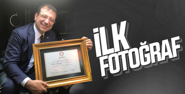 Ekrem İmamoğlu'nun mazbatayla ilk fotoğrafı