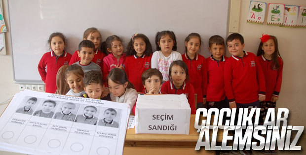 Minik öğrenciler, YSK kurallarıyla sandık başına gitti