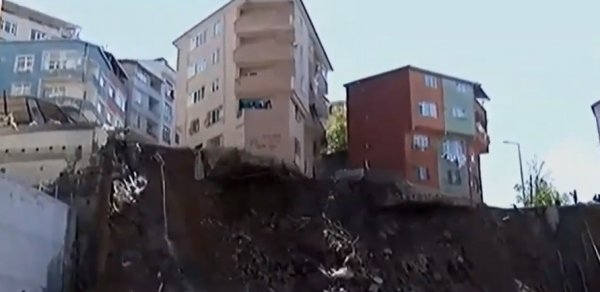 Kağıthane'de 4 katlı bina yıkıldı