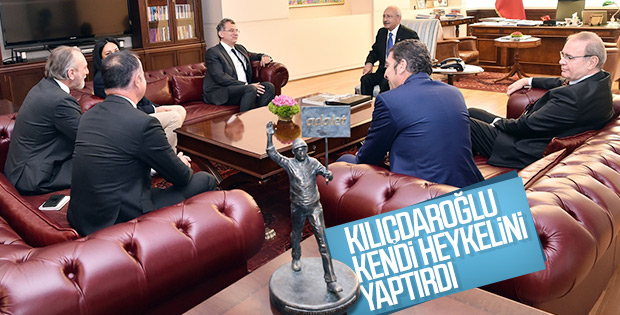 Kemal Kılıçdaroğlu'nun odasında yer alan kendi heykeli