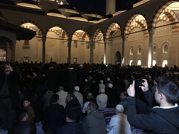 Çamlıca Camii’nde sabah namazı