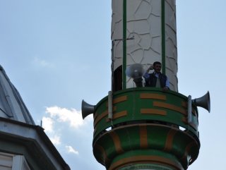 Cep Telefonu Cekmeyen Koy Sakini Yuksek Yerlere Cikiyor
