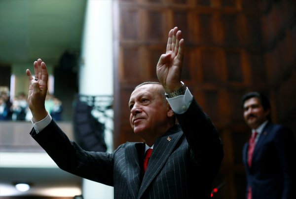 Erdoğan: Ekonomideki dalgalanmayı atlatacağız