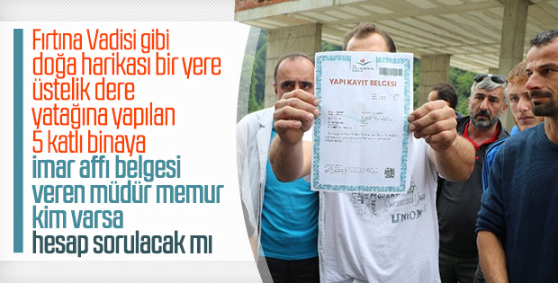 Fırtına Vadisi'nde yapı kayıt belgesi gösteren vatandaşlar