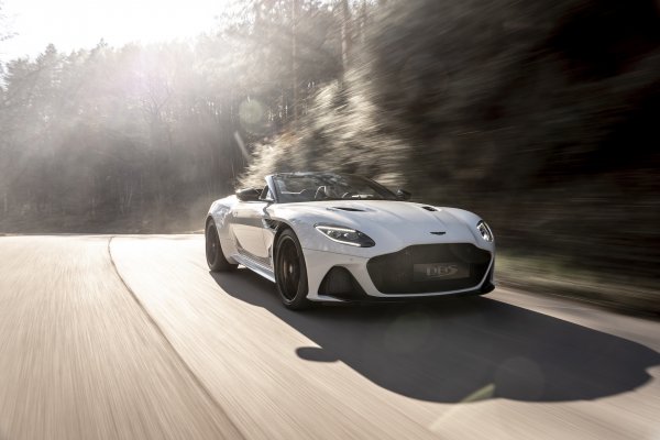 Aston Martin merakla beklenen aracını tanıttı