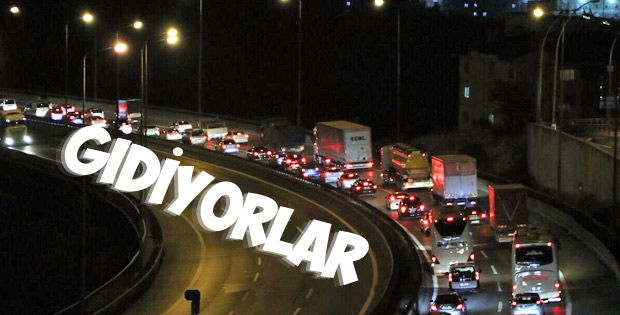 Tatilcilerin bayram trafiği başladı