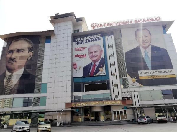 AK Parti, seçim pankartları için mesaiye başladı