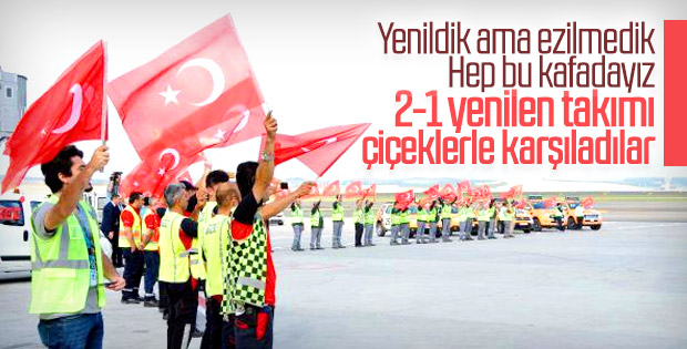 A Milliler İstanbul Havalimanı'nda çiçeklerle karşılandı