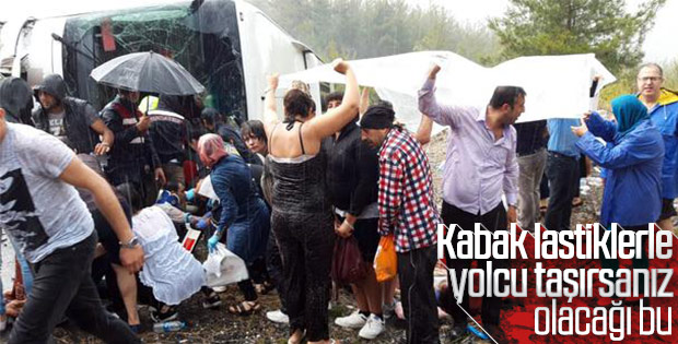 Kazada yaralananları brandayla yağmurdan korudular